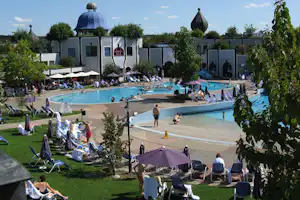 Thermenland Camping Bad Waltersdorf - Hundertwasser Therme Rogner Bad Blumau am Campingplatz