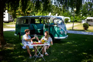 Thermenland Camping Bad Waltersdorf - Campinggäste vor ihrem Van