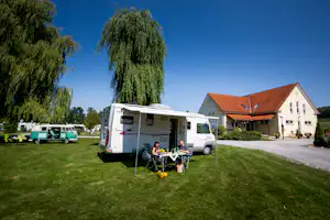 Thermenland Camping Bad Waltersdorf - Picknick vor dem Wohnmobil