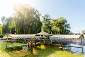 Thermál Camping Castrum Lenti - Campingplatz mit Pool und Sonnenschirmen im Wasser