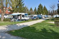 Thermál Camping Castrum Lenti - Wohnwagen- und Wohnmobilstellplätze des Campingplatzes am Weg