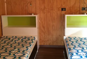Tigullio Camping e Resort - Schlafzimmer des Mobilheims auf dem Campingplatz