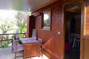 Tigullio Camping e Resort - Mobilheim mit Veranda auf dem Campingplatz