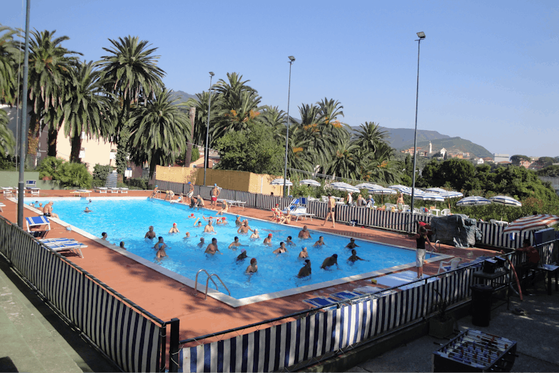 Tigullio Camping e Resort - Pool mit Liegestühlen und Sonnenschirmen auf dem Campingplatz