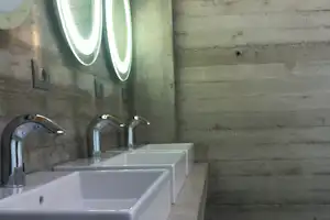 Tigullio Camping e Resort - Sanitärgebäude mit Waschbecken und Spiegel