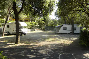 Tigullio Camping e Resort - Wohnmobil- und Wohnwagenstellplätze im Schatten der Bäume auf dem Campingplatz