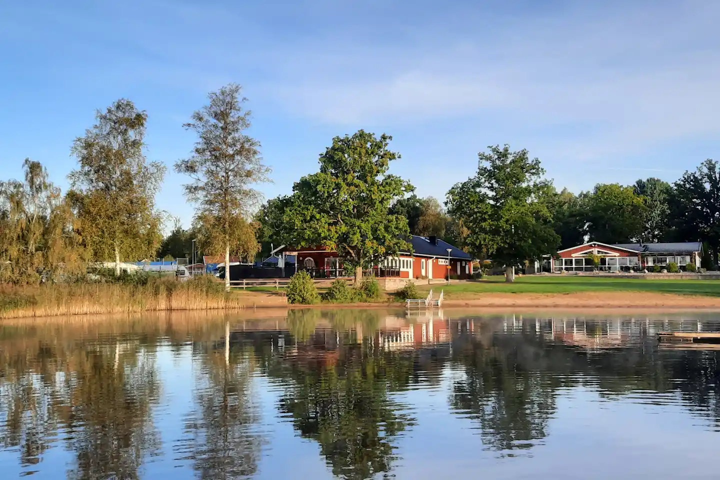 Tingsryd Resortt - Blick auf den Campingplatz am See