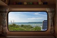 Tiny Seaside - Loddenhøj - Ausblick auf die Küste aus dem Fenster eines Wohnmobils
