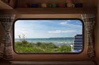 Tiny Seaside - Loddenhøj - Ausblick auf die Küste aus dem Fenster eines Wohnmobils