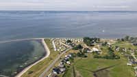 Tiny Seaside Skarrev - Luftaufnahme des Campingplatzes an der Küste