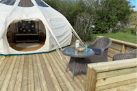 Tipperne Camping - Blick auf ein Glamping-Zelt mit Terrasse