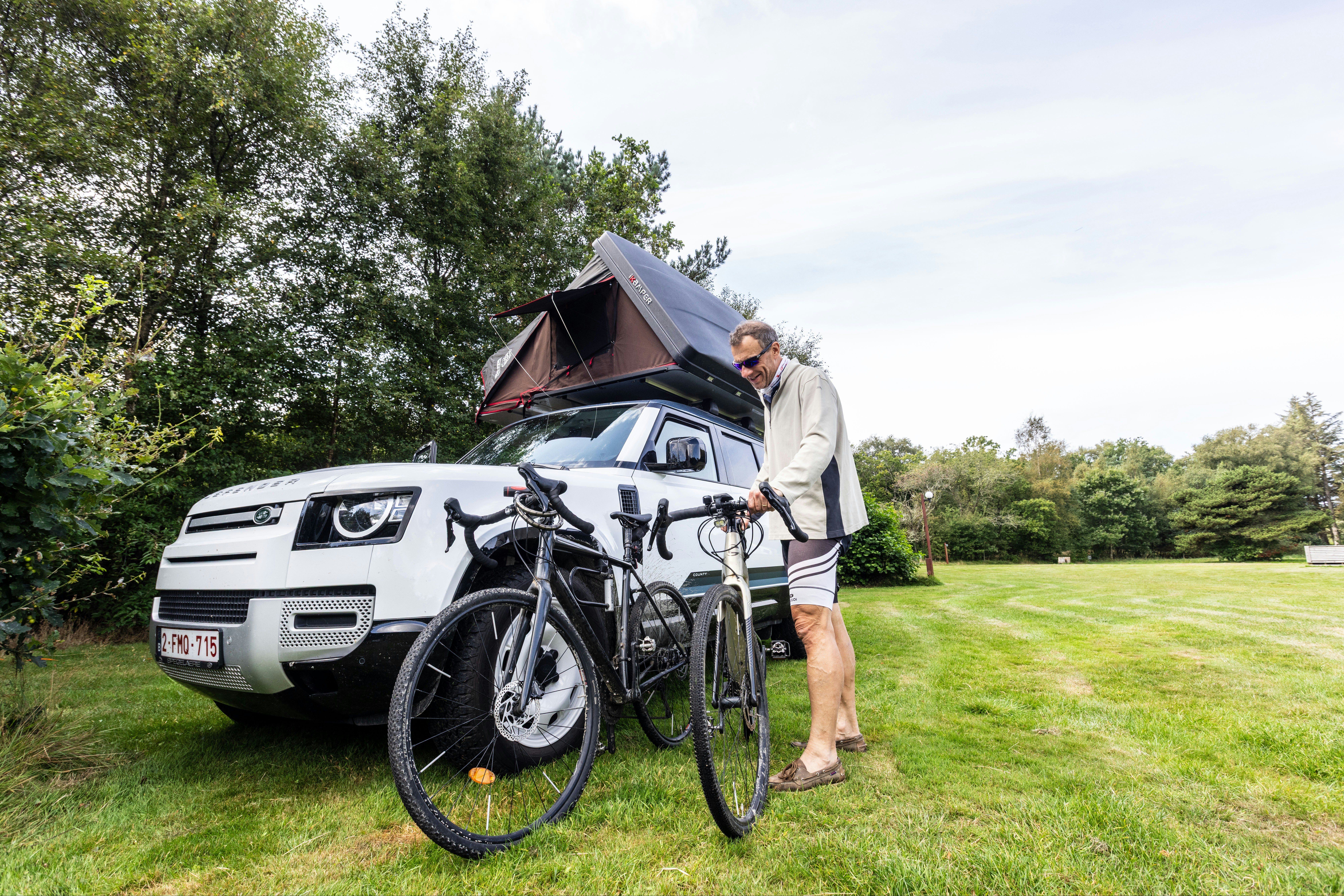 Tipperne Camping - Camper mit Fahrrad und Auto auf der Standplatzwiese