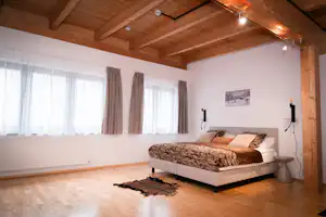 Austria Parks - Camping Leutasch Tirol Camp Leutasch - Doppelbett im Schlafzimmer eines Mobilheims