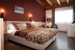 Austria Parks - Camping Leutasch Tirol Camp Leutasch - Doppelbett im Schlafzimmer eines Mobilheims