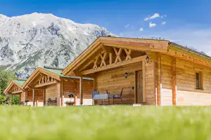 Tirol Camp Leutasch - Mobilheim mit Terrasse im Grünen auf dem Campinglatz