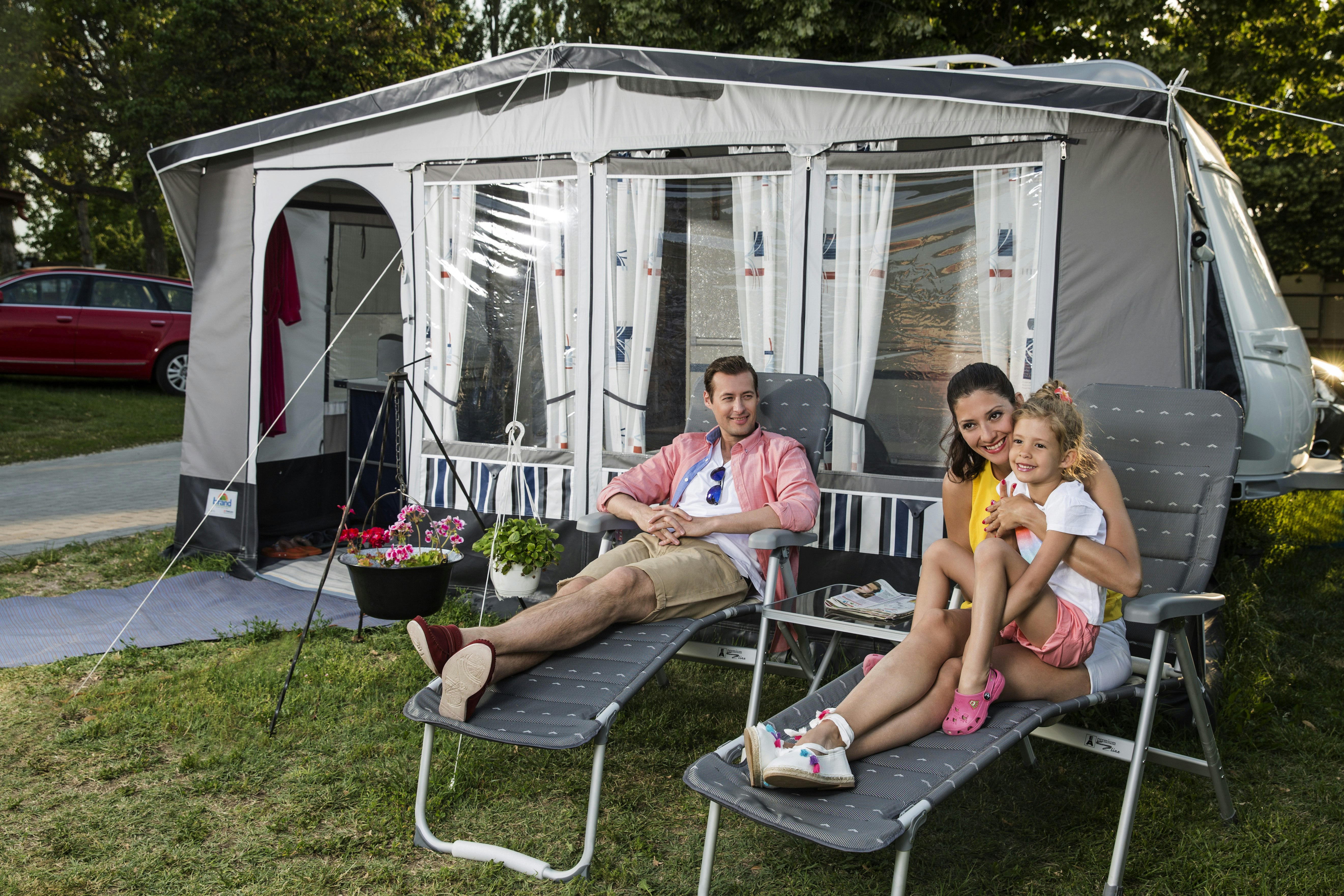 Barack Thermal Camping - Gäste entspannen vor ihrem Stellplatz