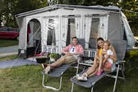 Barack Thermal Camping - Gäste entspannen vor ihrem Stellplatz
