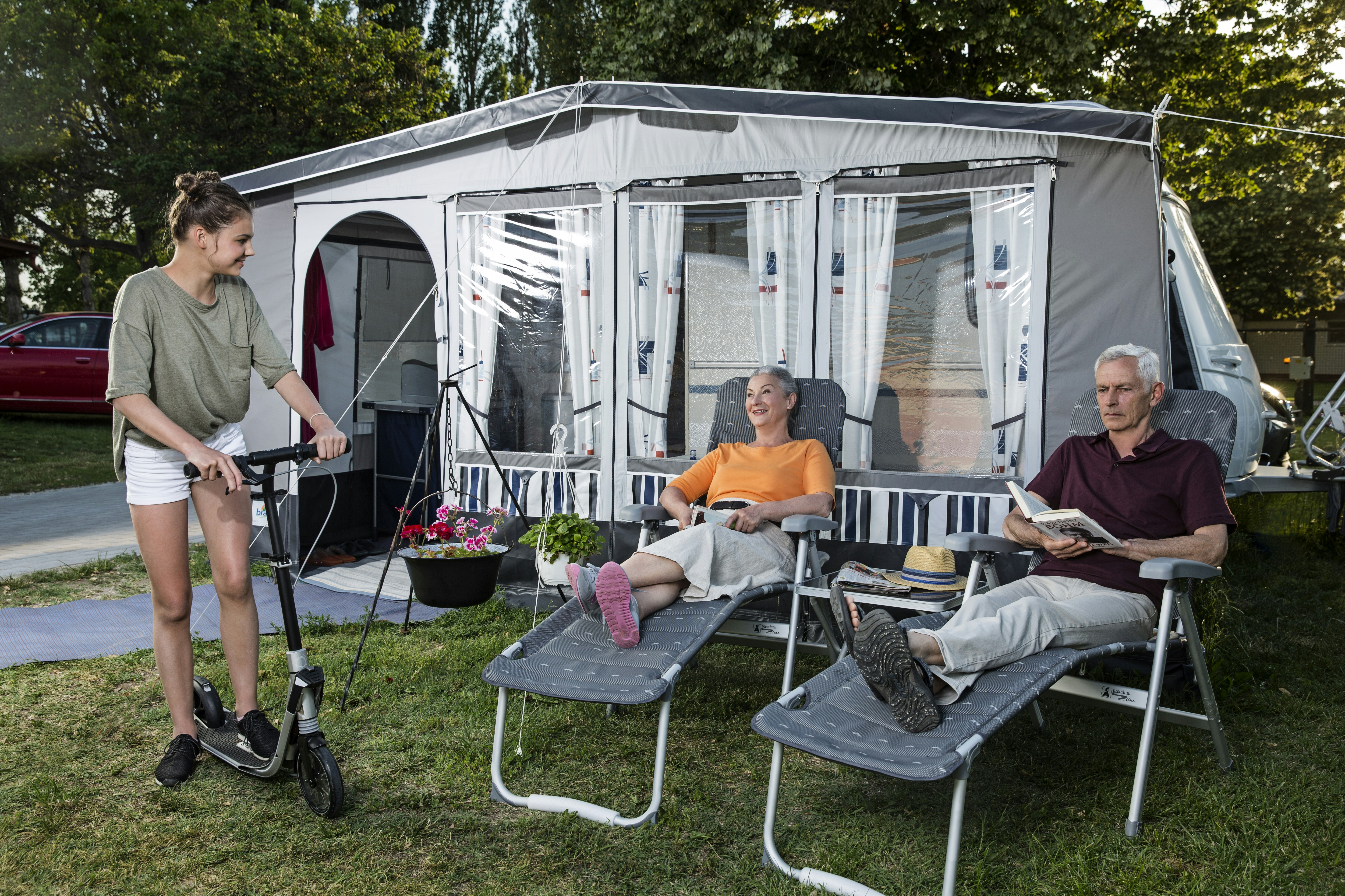 Barack Thermal Camping - Gäste sitzen vor ihrem Mobilheim