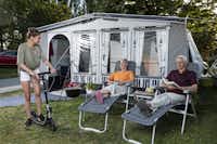 Barack Thermal Camping - Gäste sitzen vor ihrem Mobilheim