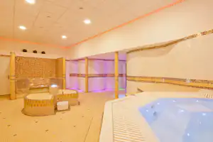 Tília Kemp Gäcel' - Wellnessraum des Campingplatzes mit Whirlpool und Sitzgelegenheiten