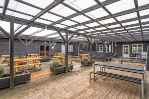 Toftum Bjerge Camping - Café mit überdachter Terrasse