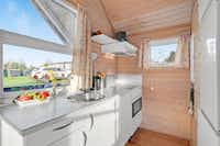 Toftum Bjerge Camping - Innenansicht eines Mobilheims mit Küche