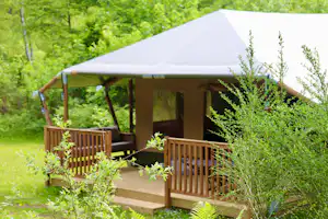 Tolne Bakker Camping - Blick auf ein Glamping-Zelt mit Terrasse