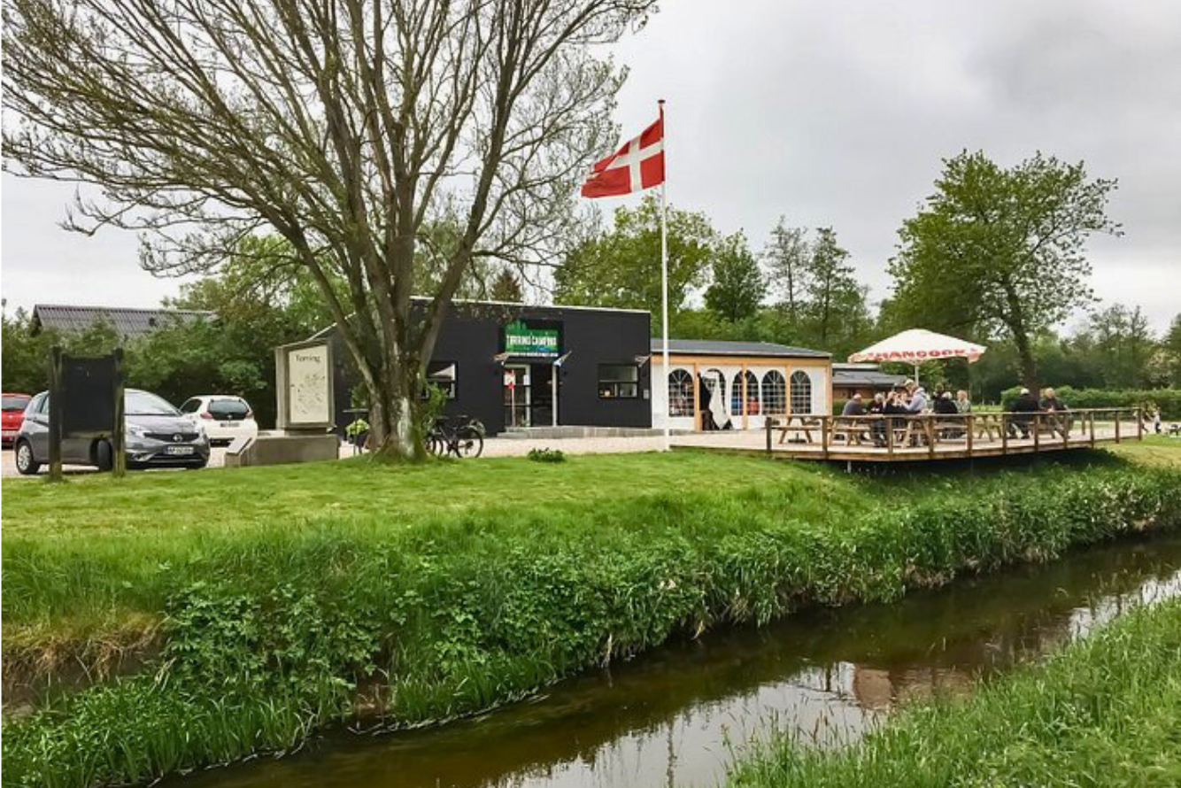 Tørring Camping  - Restaurant mit Terrasse auf dem Campingplatz