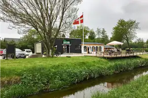 Tørring Camping - Restaurant mit Terrasse auf dem Campingplatz