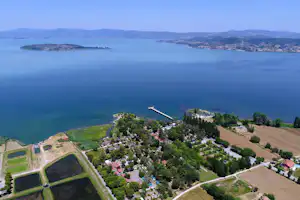 Trasimeno Glamping Resort - Luftaufnahme des Campingplatzes am Wasser
