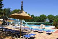 Trasimeno Glamping Resort  - Pool im Freien mit Liegestühlen und Sonnenschirmen