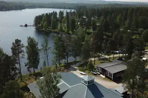 Trehörningsjö Camping och Stugor - Luftaufnahme des Campingplatzes am See