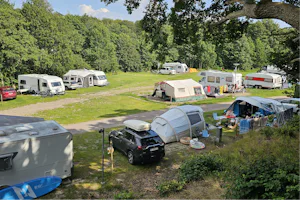 Trellebystrands Camping - Blick auf die Standplätze auf der Wiese