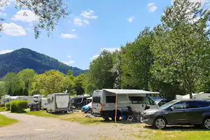 Trendcamping Wolfach-Halbmeil - Blick auf die Standplätze auf der Wiese