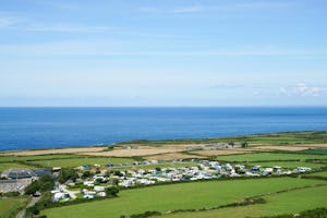 Trevalgan Touring Park - Luftaufnahme des Campingplatzes am Meer