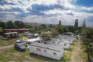 Triocamp Praha - Blick auf Mobilheime auf dem Campingplatz