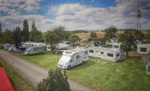 Triocamp Praha - Wohnwagenstellplatz auf grüner Wiese auf dem Campingplatz