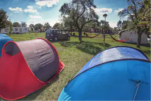 Triocamp Praha - Zeltplatz mit Hängematte auf dem Campingplatz