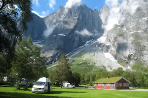 Trollveggen Camping - Blick auf die Standplatzwiese mit Bergen im Hintergrund