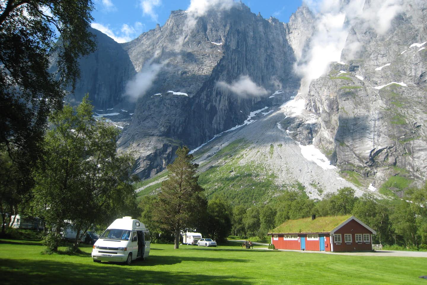 Trollveggen Camping - Stellplätze mit Bergblick