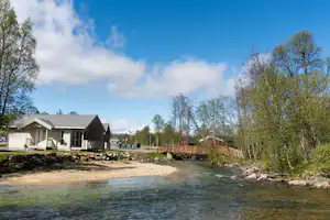 Tromsø Camping - Campingplatz Rezeption mit Blick auf den Fluss