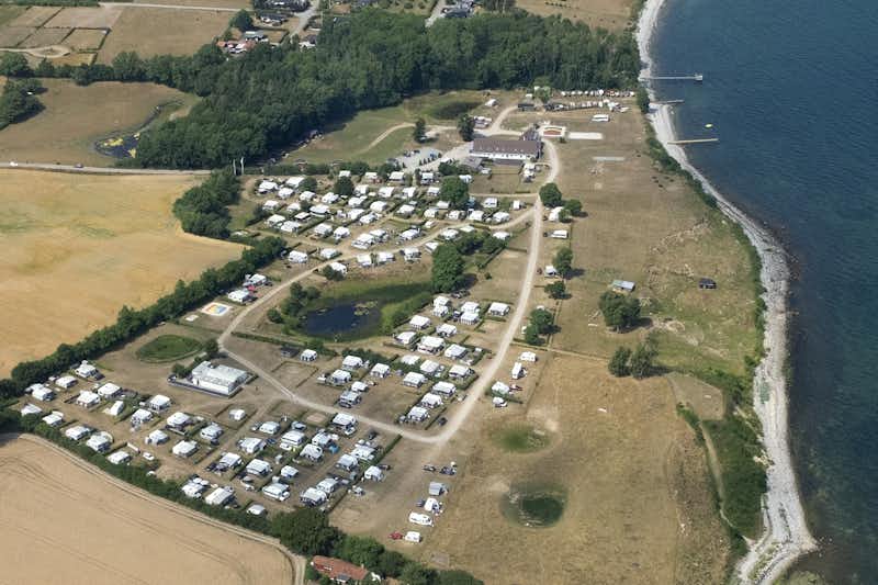 Tårup Strand Camping - Übersicht vom Campingplatz und Strand