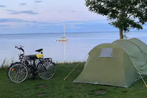 Tårup Strand Camping - Zeltplatz mit Blick auf das Wasser