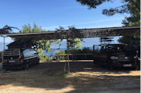 Tsoli's Camping  - überdachter Stellplatz vom Campingplatz mit Meerblick