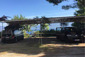 Tsoli's Camping - überdachter Stellplatz vom Campingplatz mit Meerblick
