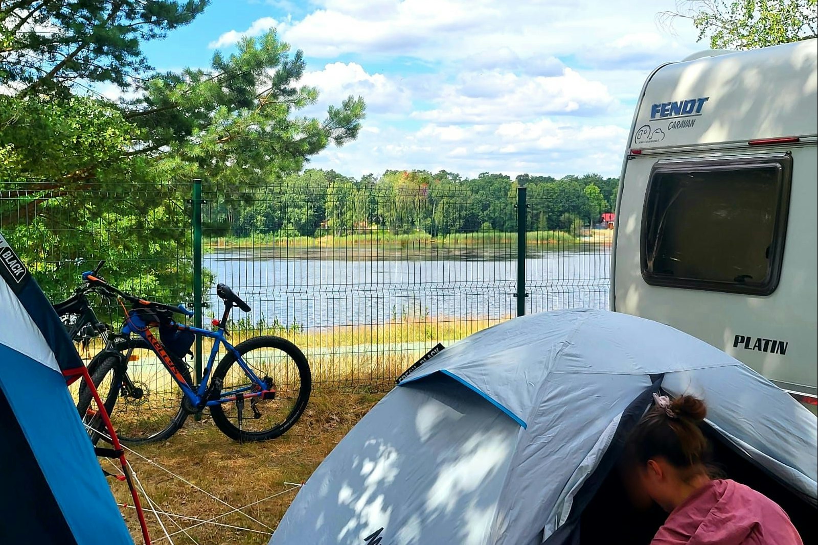 Turawa Trzy Jeziora - Zelt- und Stellplätze mit Blick auf den Fluss