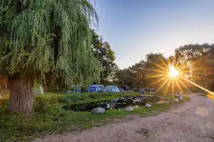 Uhlenköper-Camp - Blick auf die Zeltwiese bei Sonnenuntergang