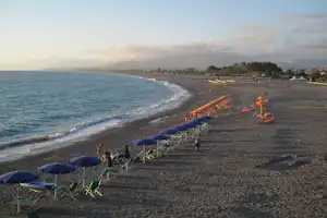 Ulisse Area Camper - breiter Sandstrand mit Liegestühlen und Sonnenschirmen