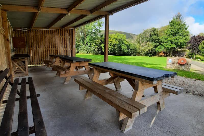 Ullswater Holiday Park - Überdachte Terrasse mit Picknickbänken