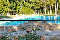 Umbria Camp - das von Bäumen und Rosen umgebene Schwimmbad